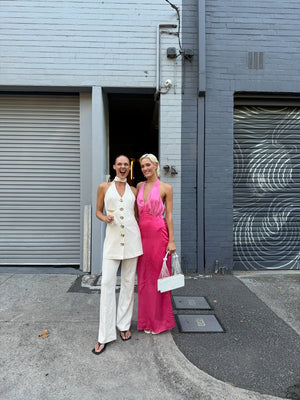 Laura wears the Irida Set in S