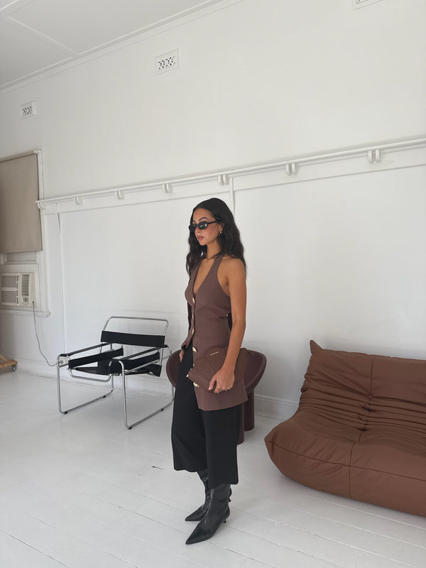 Delani wears the Suri Shell Bag in Cocoa