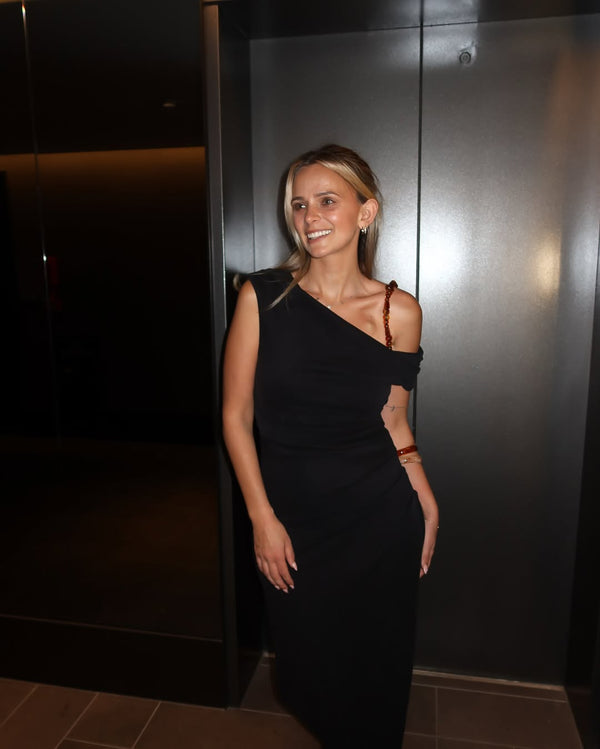 Kellie wears the Flor Maxi Dress in S