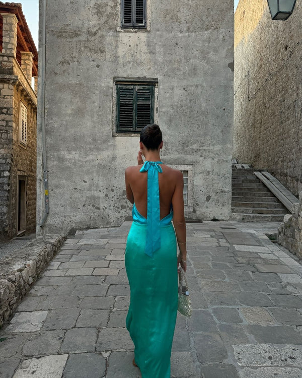 Bella wears the Oahu Dress in S