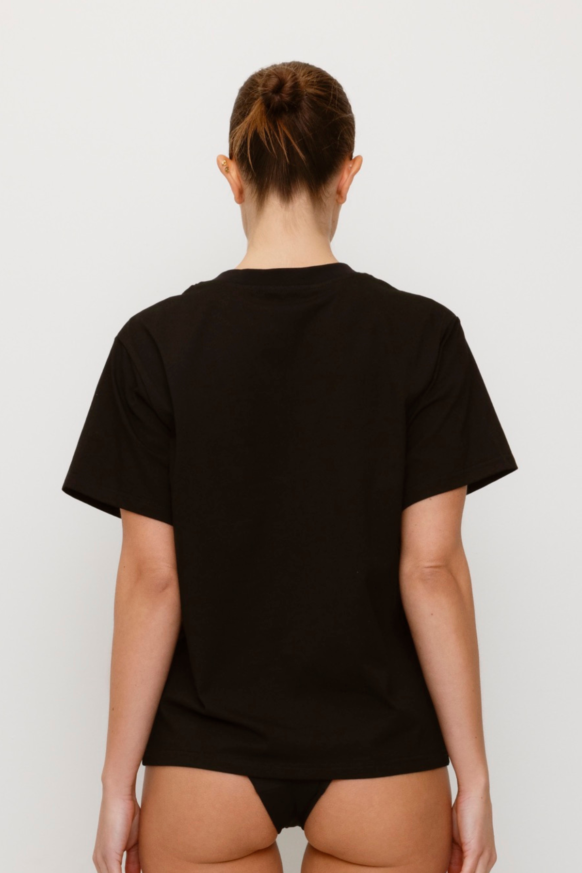 Black cotton t-shirt with rope embroidery and relaxed fit.