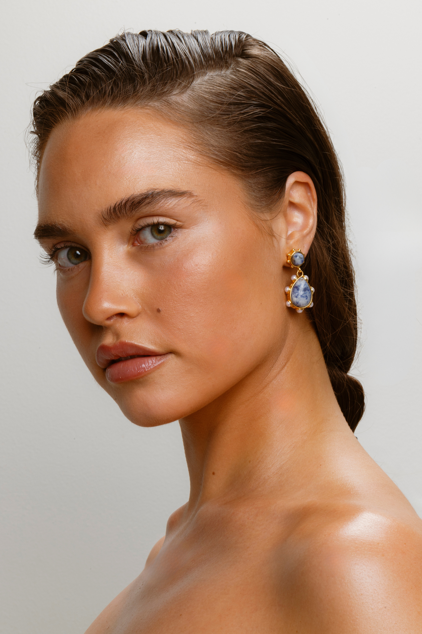 Perla statement stud earrings with gold star design, ideal gift accessory.