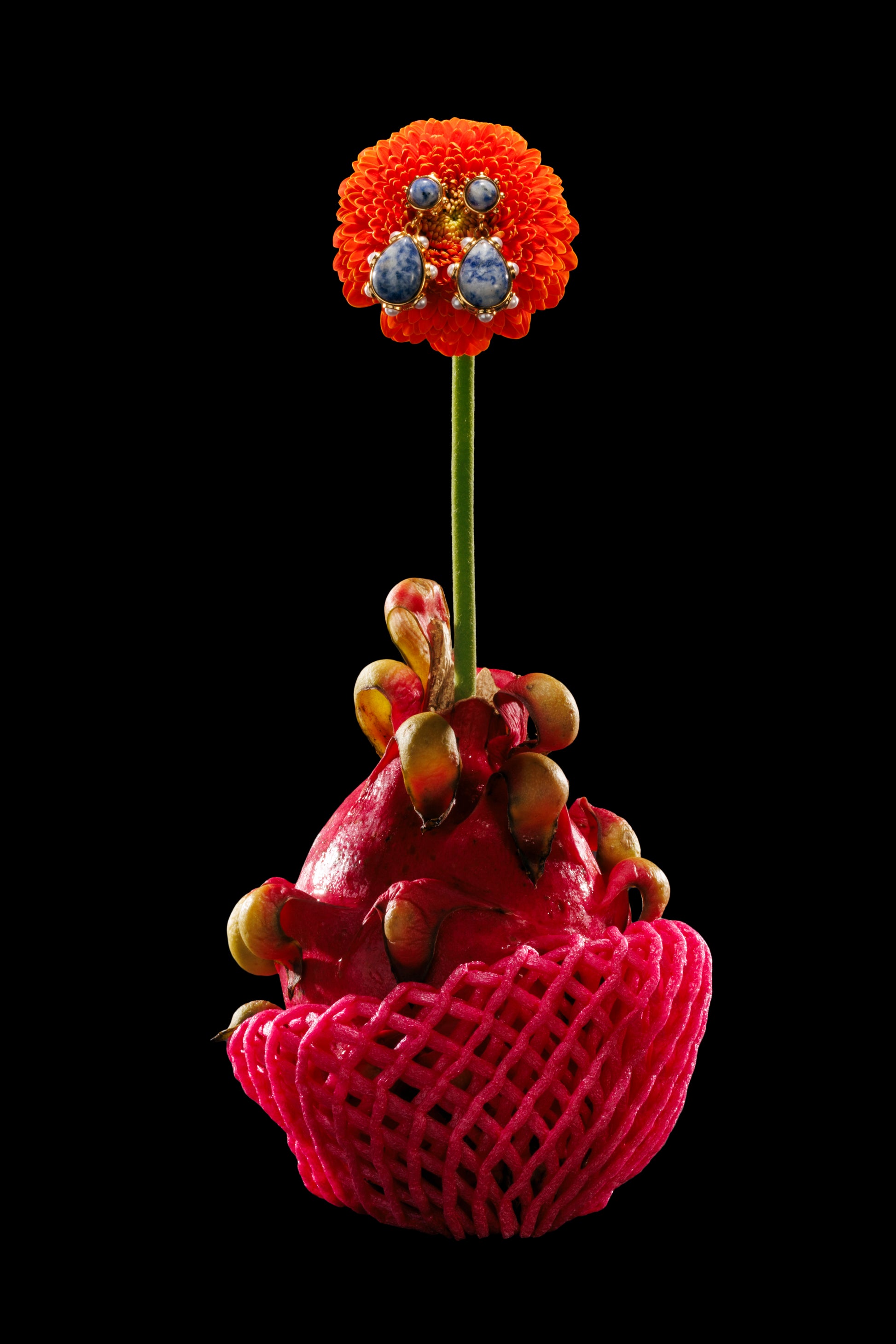 Perla statement stud earrings with gold star design, ideal gift accessory.