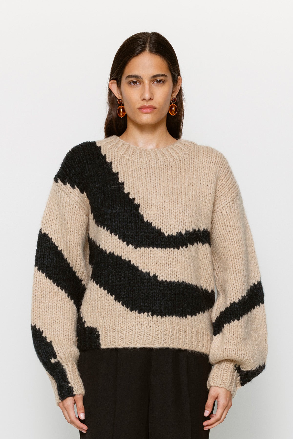 Chunky wool blend crew neck jumper with neutral wave pattern, worn by Kendall Jenner.