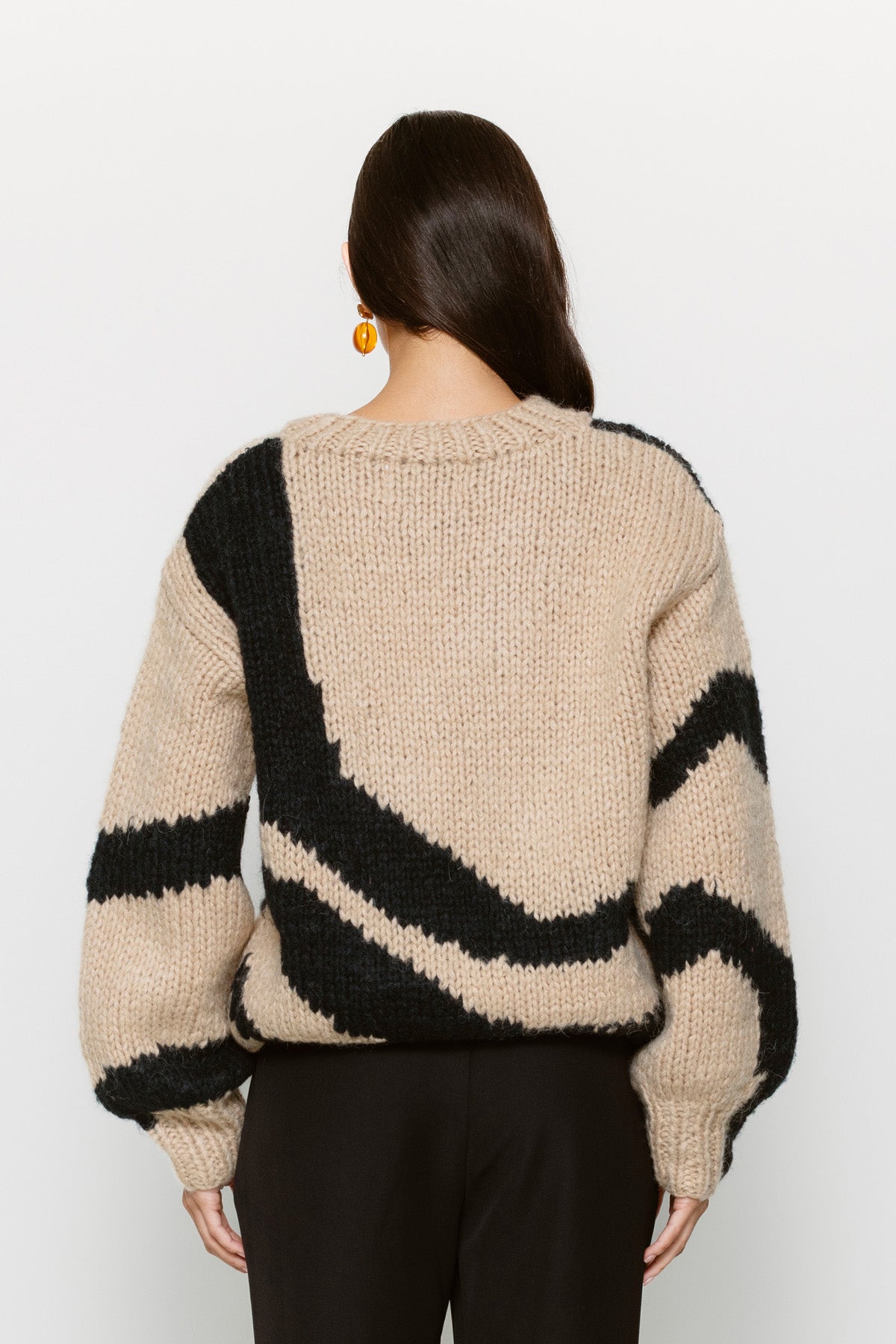 Chunky wool blend crew neck jumper with neutral wave pattern, worn by Kendall Jenner.