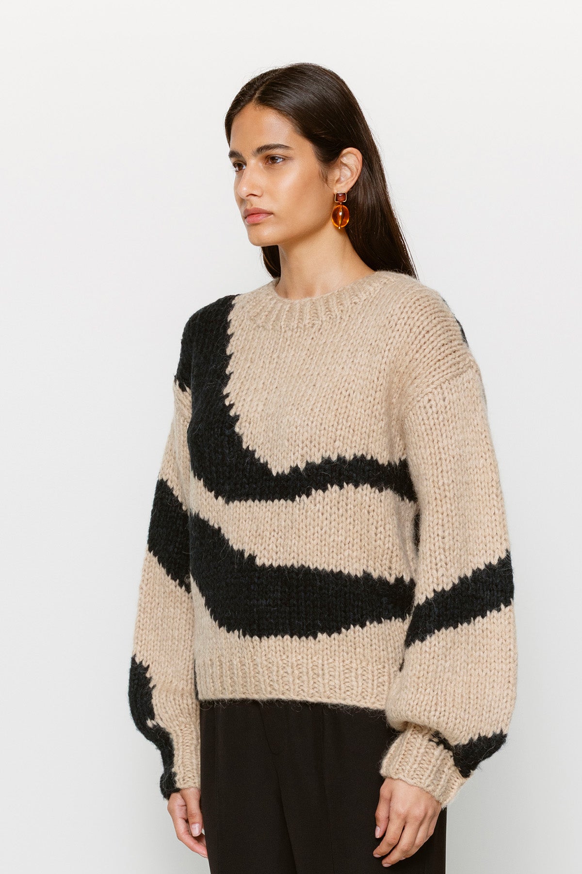Chunky wool blend crew neck jumper with neutral wave pattern, worn by Kendall Jenner.