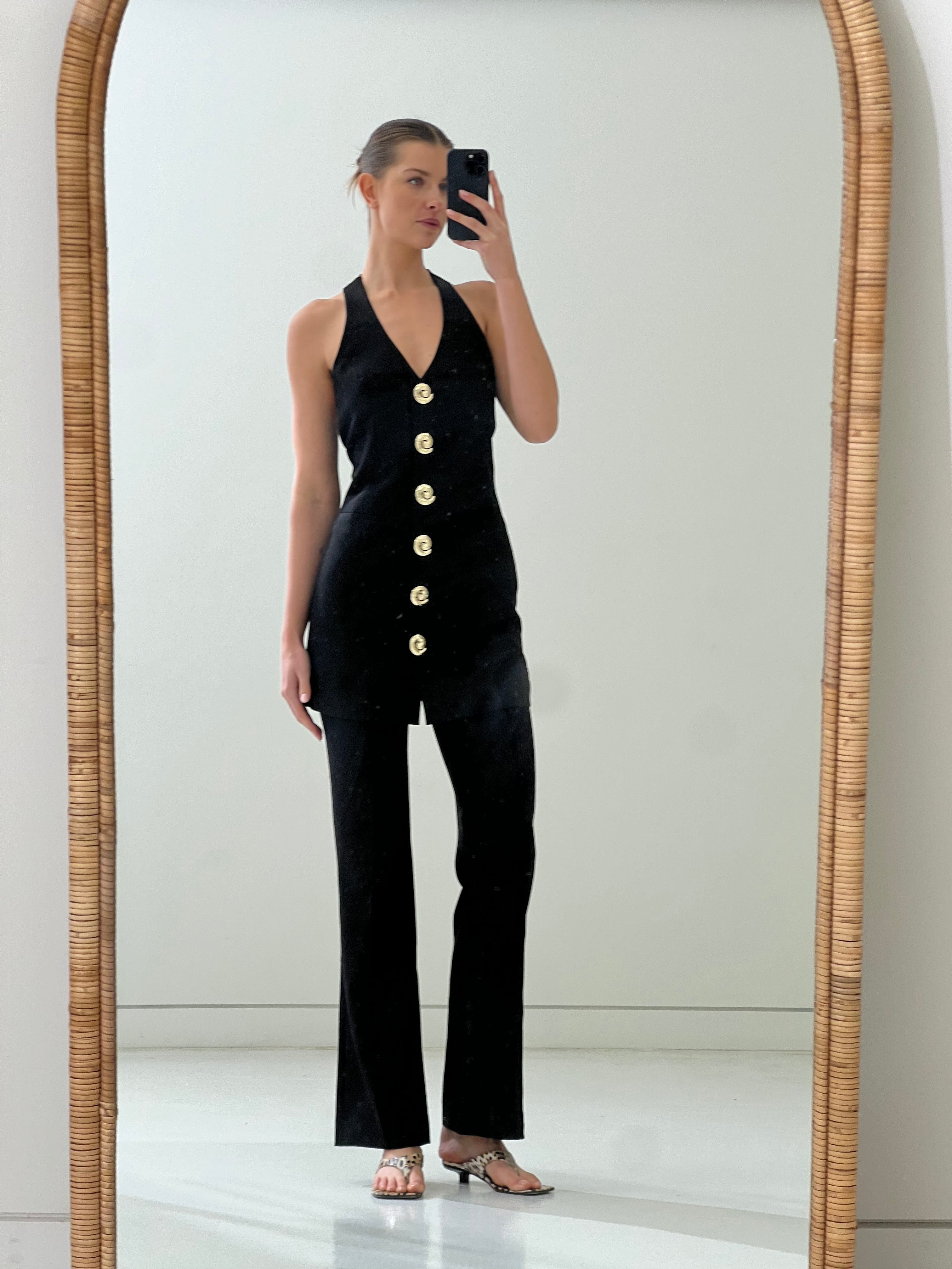 Kristina wears the Irida set in S