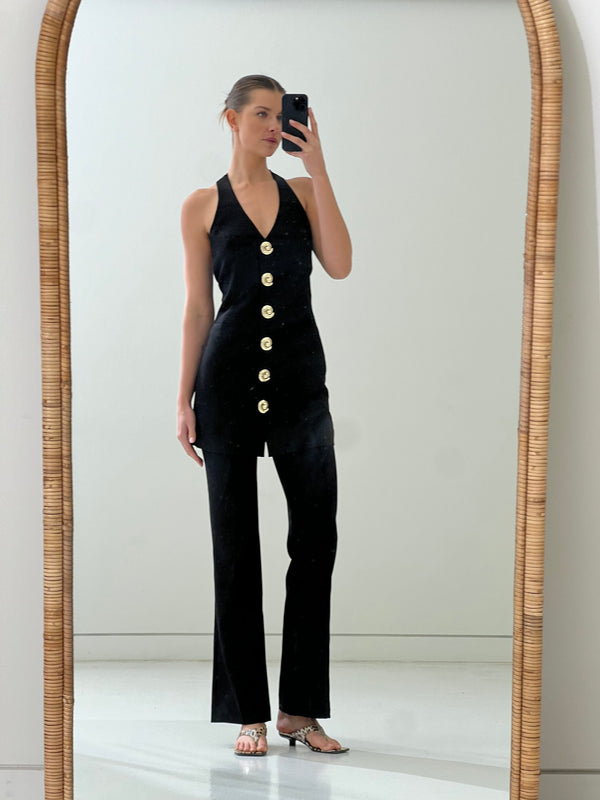 Kristina wears the Irida set in S