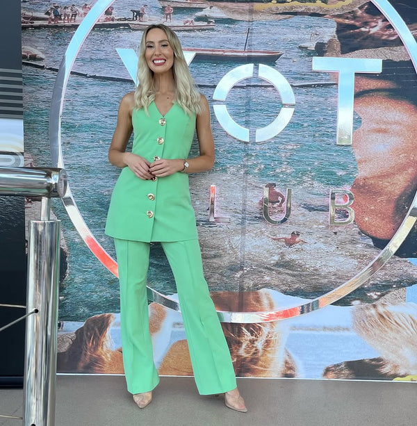 Liz wears the Irida Set in S
