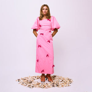Sophie wears the Amar Midi Dress in S 