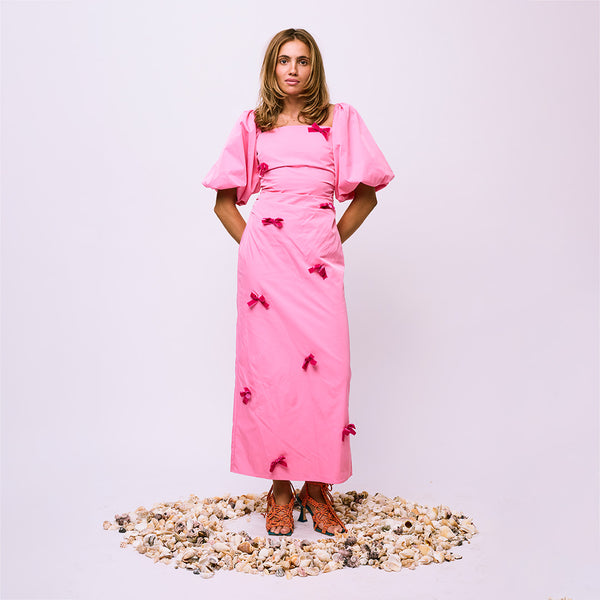 Sophie wears the Amar Midi Dress in S 