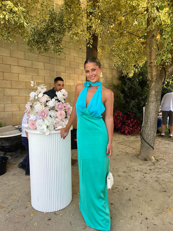 Evana wears the Oahu in XS