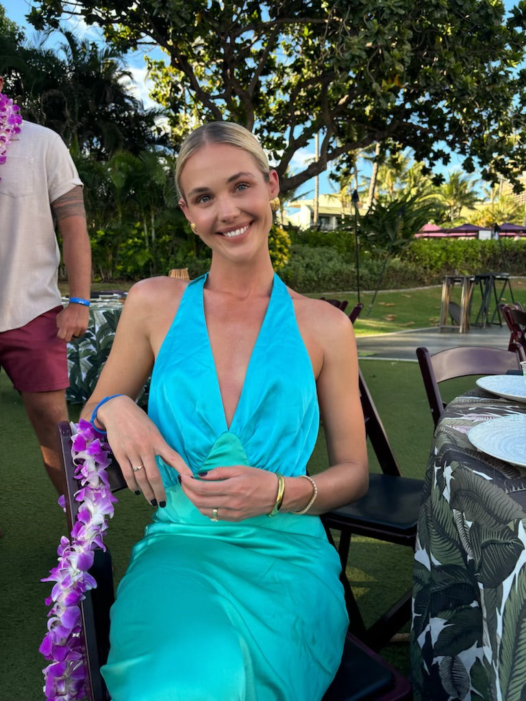 Laura wears the Oahu in S