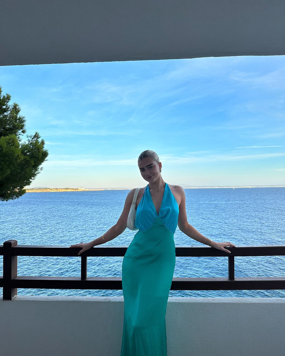 Sophia wears the Oahu in S