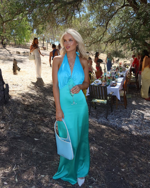 Sophia wears the Oahu in S