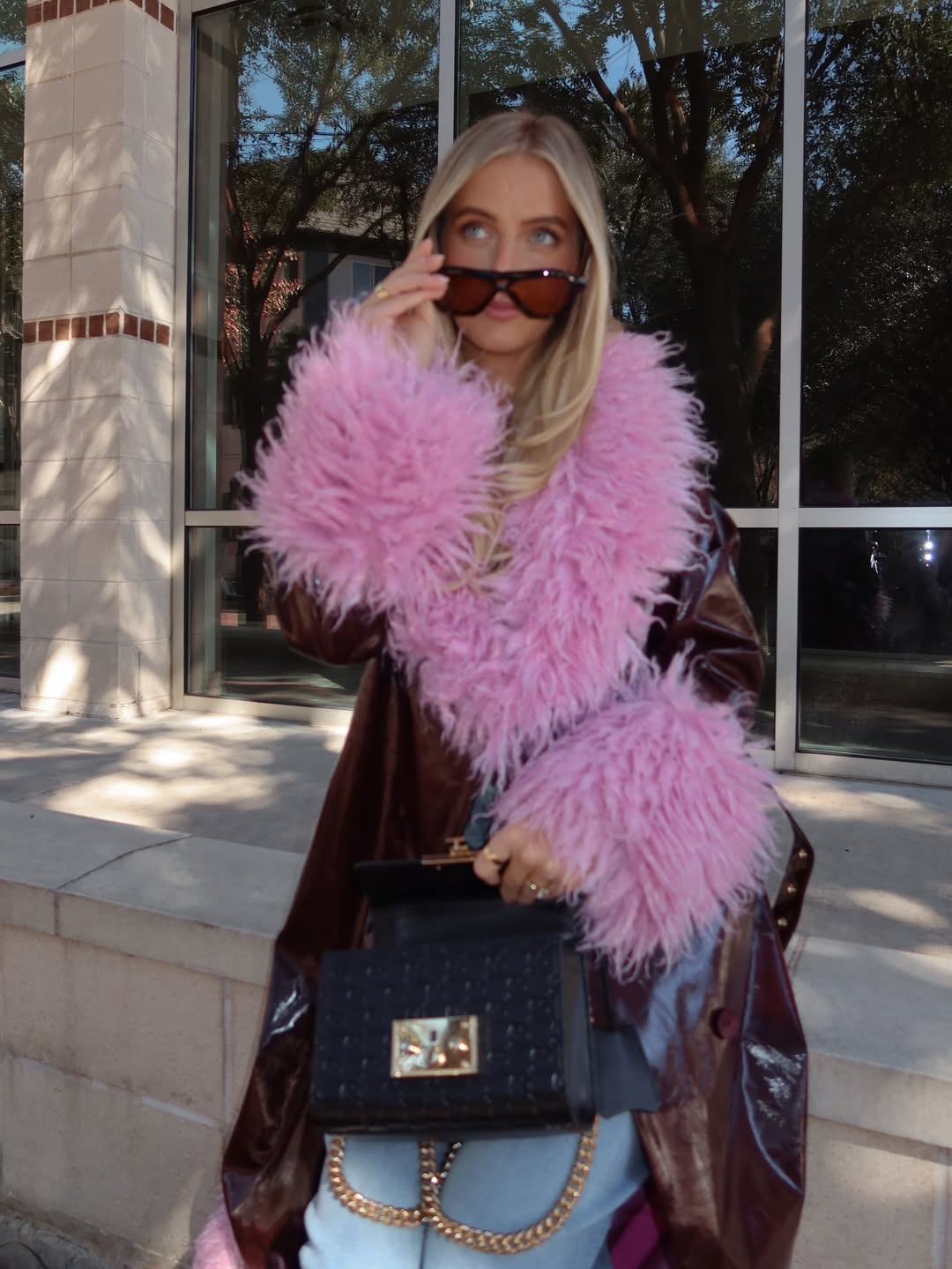 Vanessa wears the Abrigo Coat in S