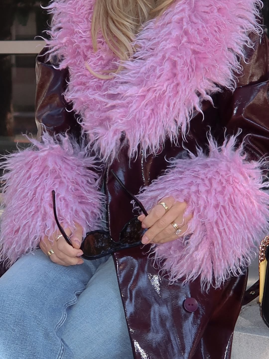 Vanessa wears the Abrigo Coat in S